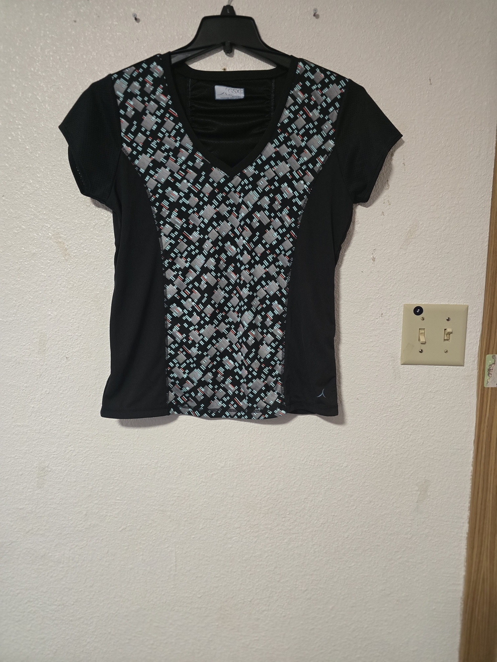 Athletic Black Short-Sleeve V-Neck Tee with Mint Geometric Front Panel